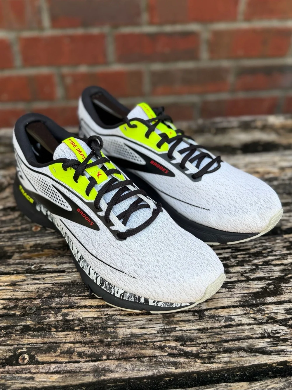 Brooks Trace 2 Hero Pack Fire Fighter White/Black Women’s Sz 9 Running Shoes X1 - Picture 14 of 16